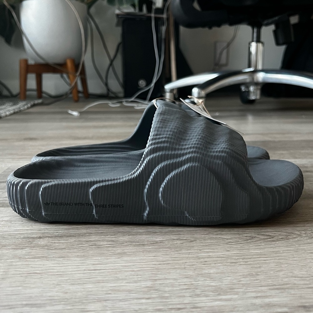 Adidas Adilette 22 in Dark Grey